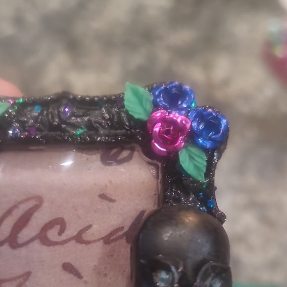 Decorative Skull Frame with Roses - Picture 4 of 8